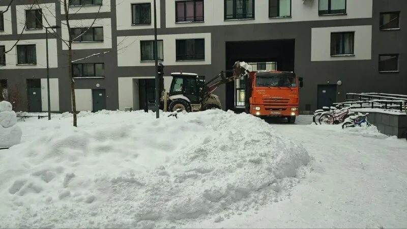 должны ли вывозить снег с придомовой территории. должны ли вывозить снег с придомовой территории. вывоз снега с придомовой территории. очистка прилегающей территории от снега. казань зимой.