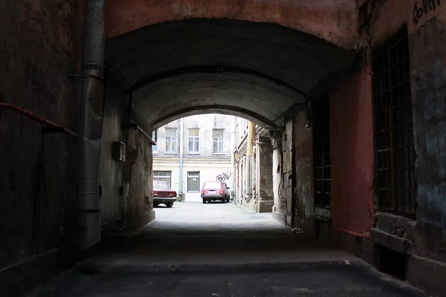 Двор-колодец санкт-петербург васильевский остров. Подворотня мой дом. Дворы санкт петербург 19 век. Подворотня мой дом. Двор в питере на окраине.