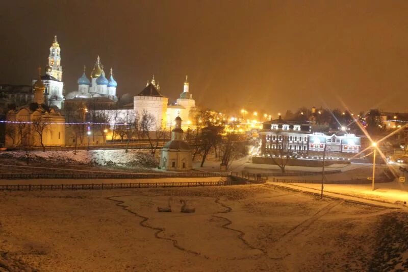 Версаль сергиев посад ночной. Сергиев Посад центр города зимой. Сергиев Посад ночью. Сергиев Посад центр ночью. Сергиев Посад ночью зимой.