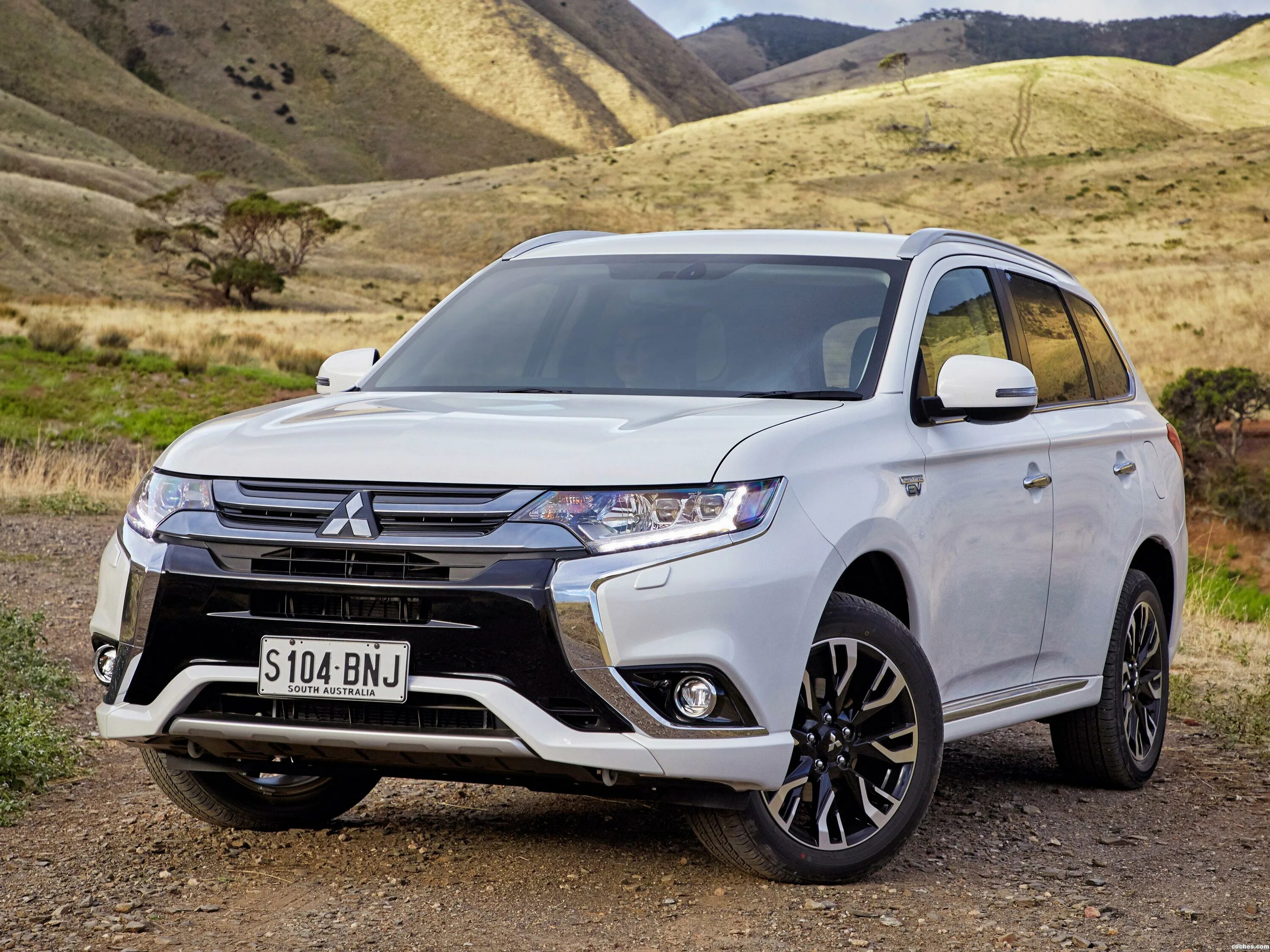 Митсубиси аутлендер 3.0 купить. Митсубиси Аутлендер. Mitsubishi cars Outlander. Митсубиси Аутлендер прямо. Стоимость аутлендера нового 2022 в Казахстане.