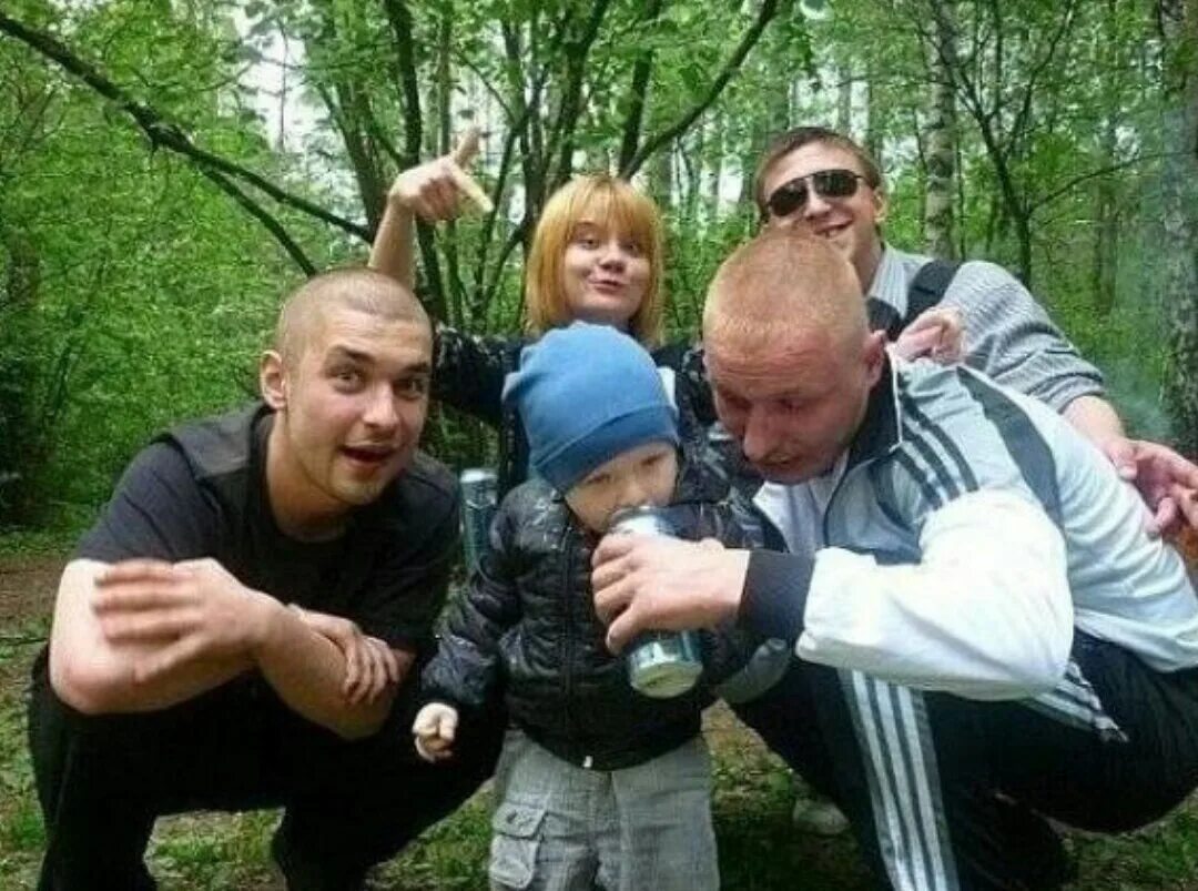 Смешная группа людей. Семья придурков. Много даунов на фото. Типичная российская семья. Семья дебилов.