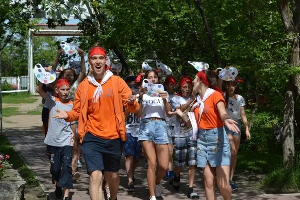 Лагерь яр. Пионерский лагерь золотой колосок кострома. Пионерский лагерь золотой колосок кострома. Лагерь отдыха лесное красный яр. Красный яр шарья лагерь 2022.