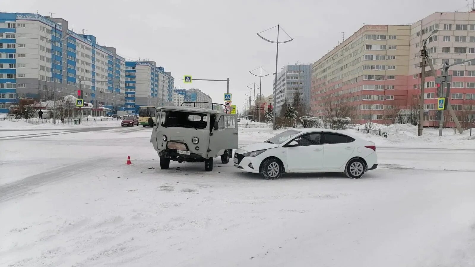 Уаз новый уренгой. ДТП на улице Магистральной новый Уренгой. ДТП новый Уренгой вчера. Новый Уренгой зима.