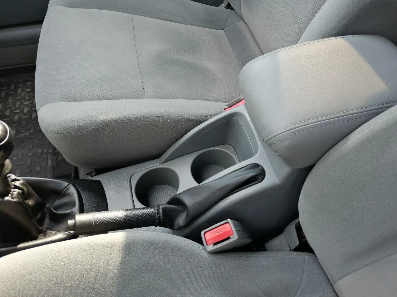 Подлокотник лачетти седан. Подлокотник шевроле лачетти хэтчбек. Подлокотник на шевроле лацетти хэтчбек. Chevrolet lacetti подлокотник. Подлокотник шевроле авео.