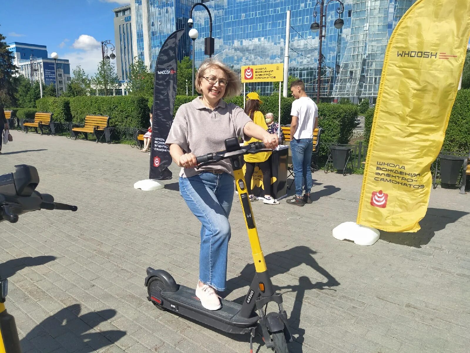 Самокаты напрокат. Арендные самокаты Тюмень. Электросамокаты на улицах Тюмени. Электросамокат в сервисе. Как кататься на электросамокате напрокат