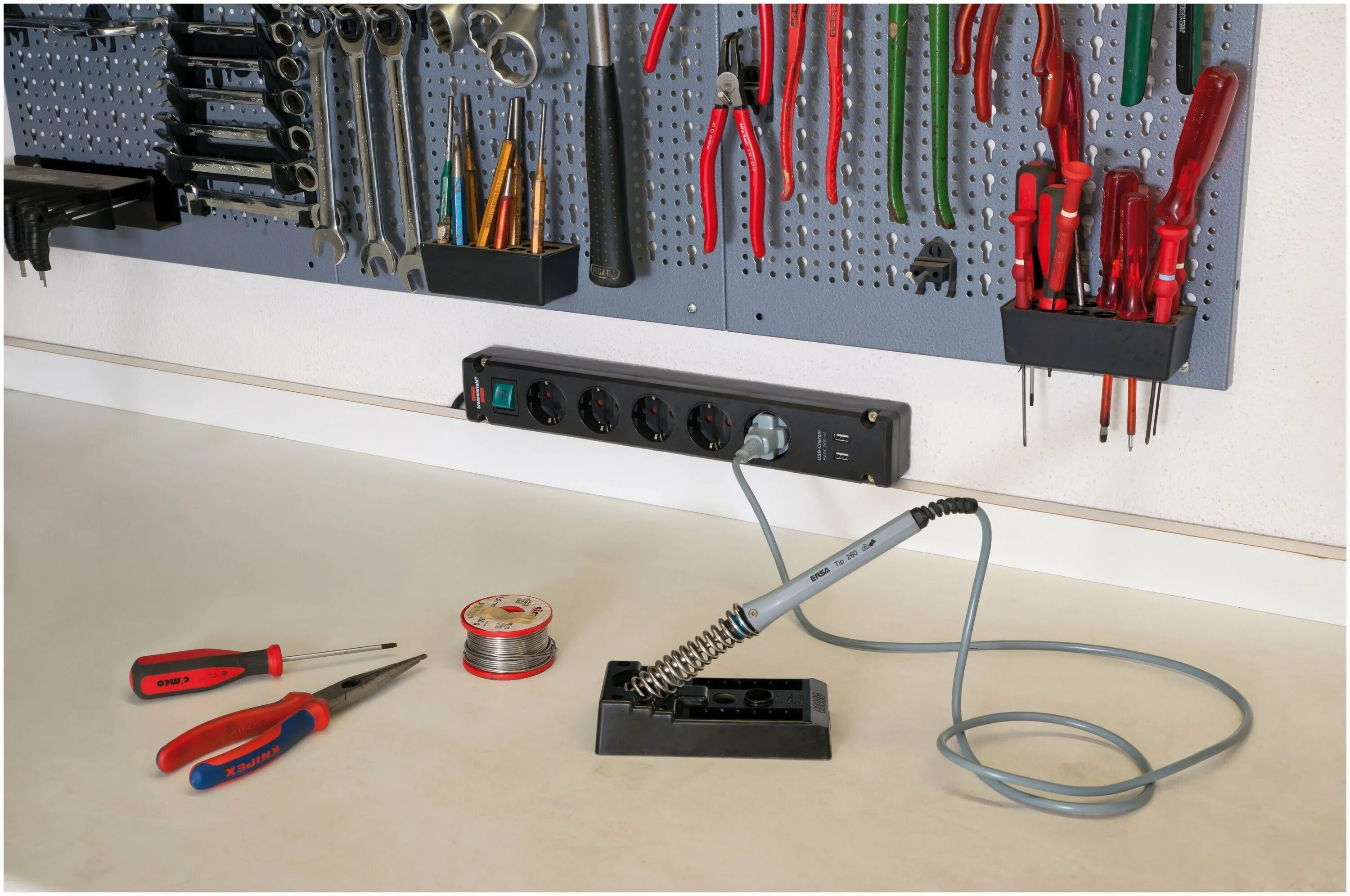 Как закрепить сетевой фильтр. Сетевой фильтр с креплением на стену. Удлинитель sven optima. Как закрепить сетевой фильтр. Держатель для сетевого фильтра.