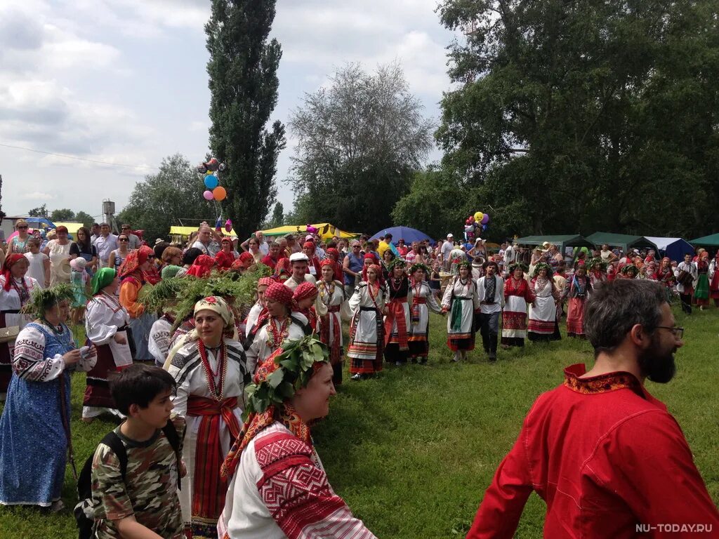 Нового черноземья. Новая Усмань фестиваль на Троицу. Новая Усмань праздник фольклора на Троицу. Воронеж на Троицу праздник в новой Усмани. Ансамбль Здравица новая Усмань.