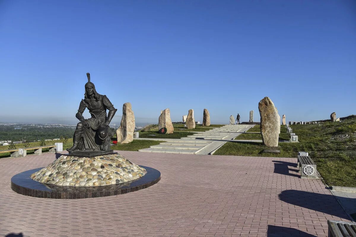 Мемориальный комплекс на самохвале в абакане. Мемориальный комплекс на самохвале в абакане. Хакасия абакан достопримечательности. Памятники республики хакасия. Монументы абакана.