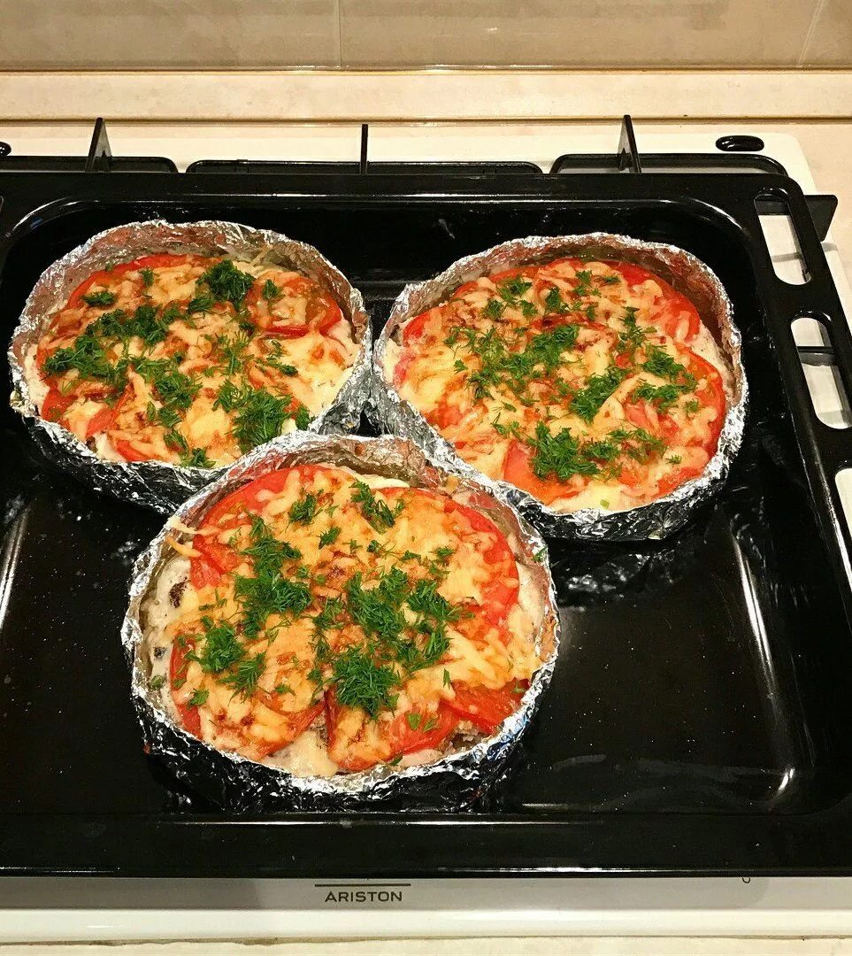 Вкусная еда. Ужин на плите. Домашняя еда. Порционные блюда в духовке. Еда в духовке.
