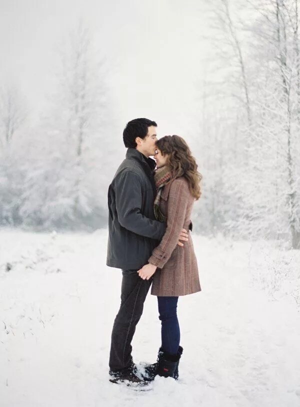 Обнимаю зимой. Парень и девушка зима. Пара зимой. Поцелуй зимой. Зима любовь.