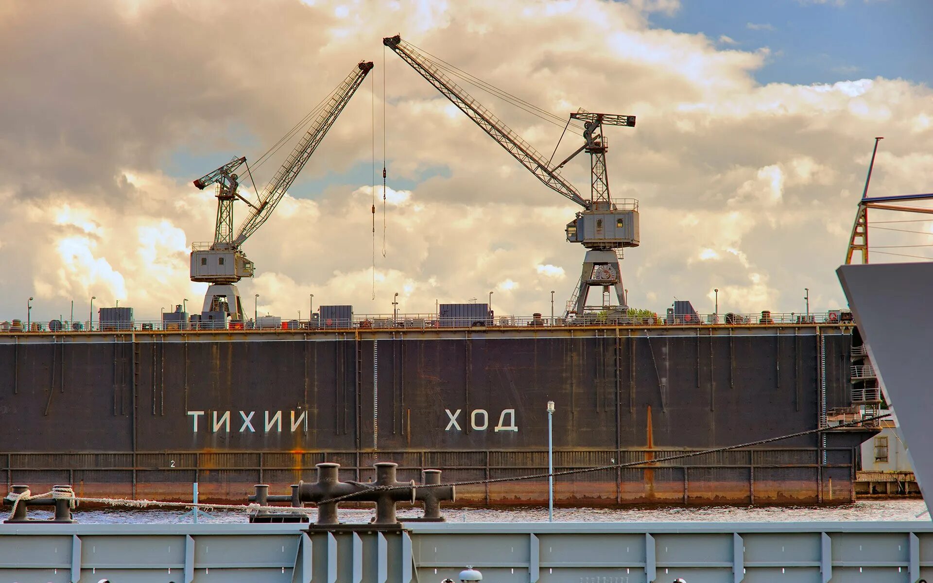 Тихий ход санкт петербург. Плавучий док тихий ход. Плавдок тихий ход. Петербург тихий ход. Тихий ход на неве.