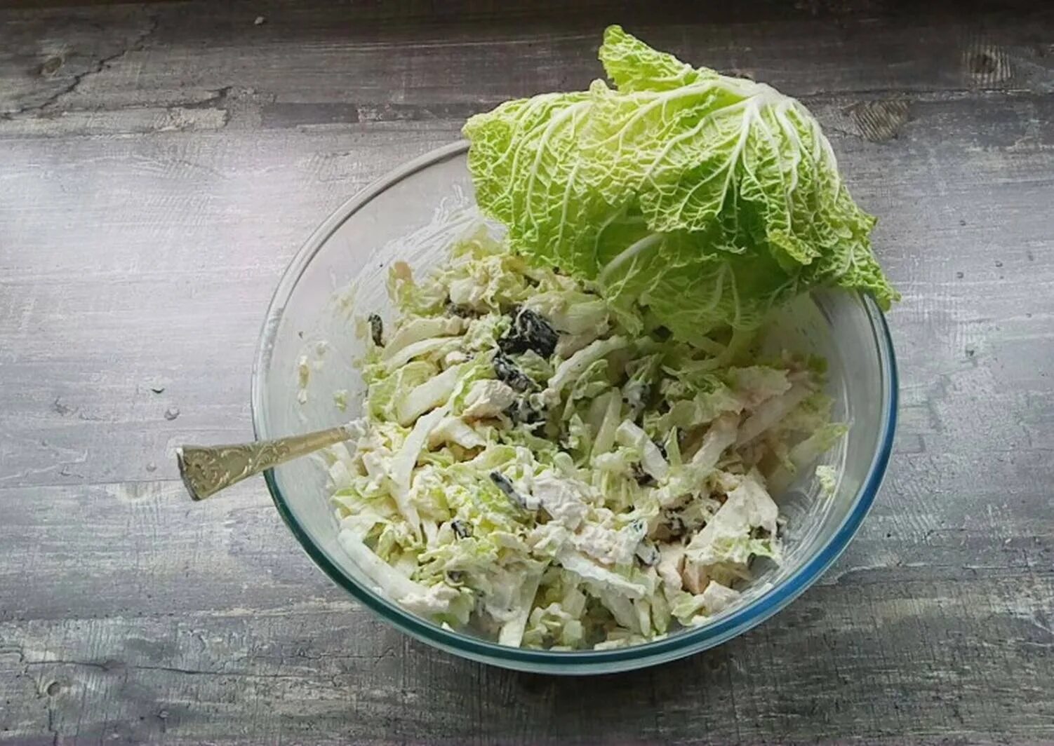 Китайская капуста огурец яйцо. Салат с кукурузой и ананасами и пекинской капустой. Салат куриная грудка пекинская капуста. Салат из пекинской капусты с курицей и огурцом. Салат с пекинской капустой и куриной грудкой.