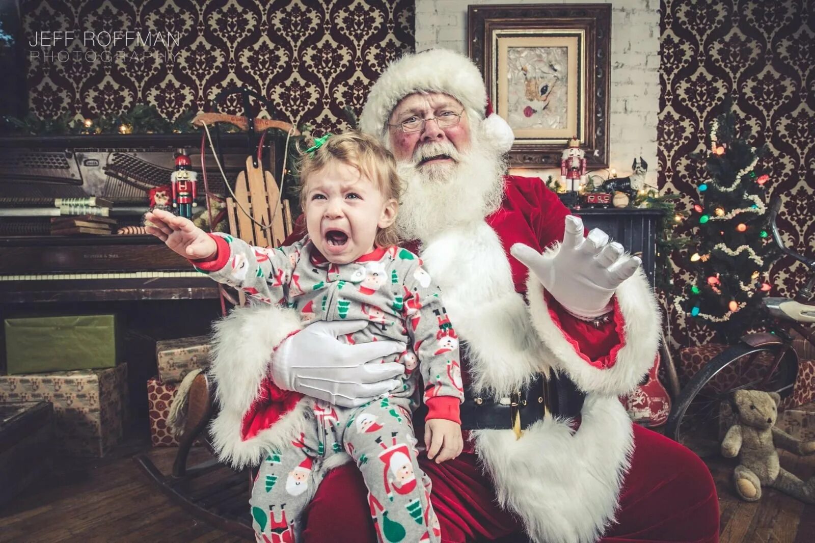 Дети деда мороза. Веселый Санта Клаус. Веселый дед Мороз дети. Санта фотосессия. Плохой дед Мороз.