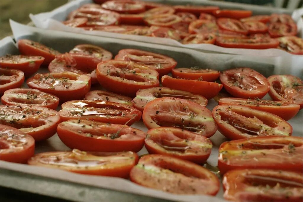 Вяленые томаты рецепт в духовке самый простой. Вяленые помидоры. Вяленые помидоры в домашних. Вяленые помидоры в духовке. Помидоры на противне.