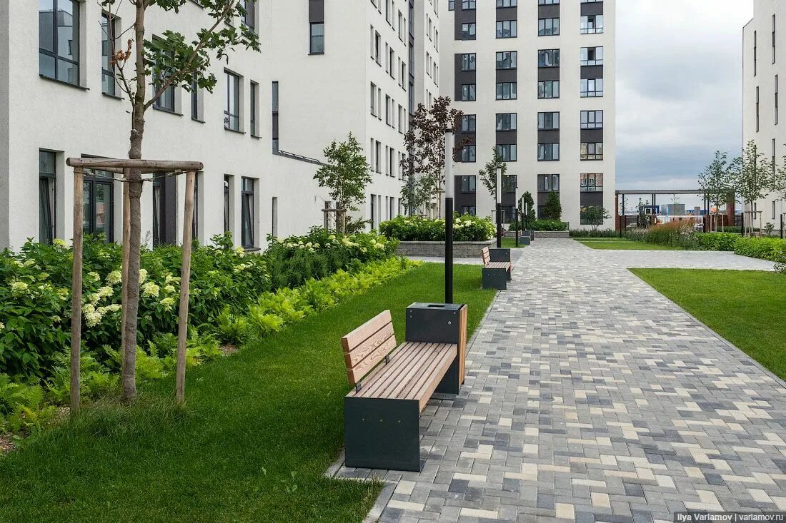 Озеленение жк. Благоустройство двора екатеринбург варламов. варламов жилой район озеленение. варламов двор без машин. варламов благоустройство дворов.