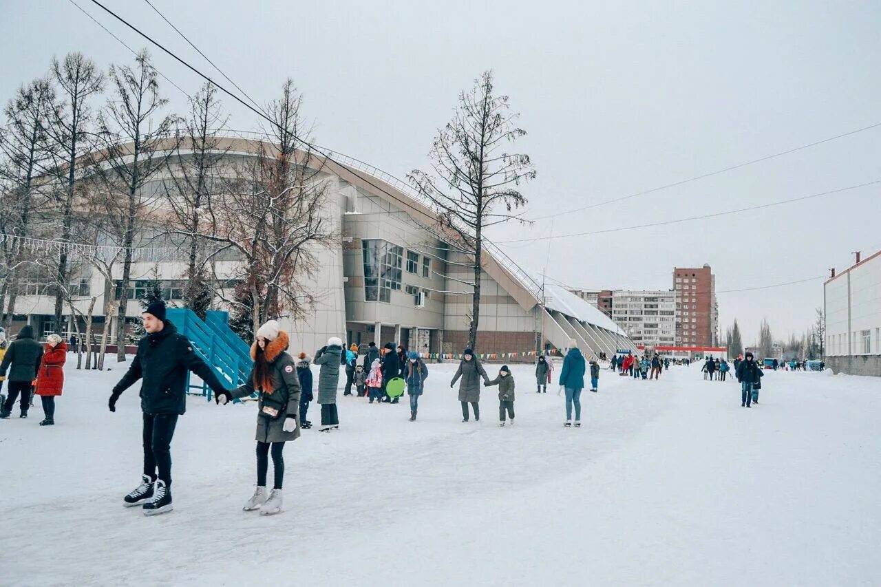 Ледовый талант омск. Каток красная звезда Омск. Стадион красная звезда Омск каток. Открытый каток красная звезда Омск. Спорткомплекс красная звезда Омск.