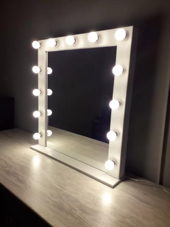 Гримерное зеркало 90х90. Зеркало с лампами в белой раме. Лампа светодиодная для зеркала в гримерную. Зеркало 80х90 с подсветкой.