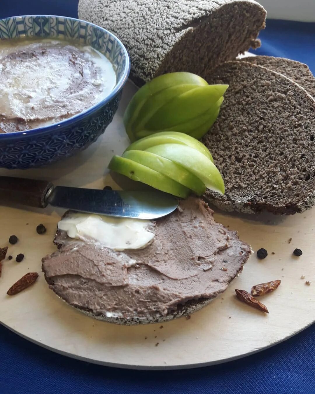 Сколько хранится паштет из куриной печени. Паштет в чижике. паштет с волосом.