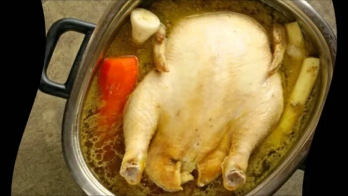 Сколько времени варить кур грудку. Курица для варки. Курица в кастрюле. Курица вареная целиком. Бедра куриные на бульоне.