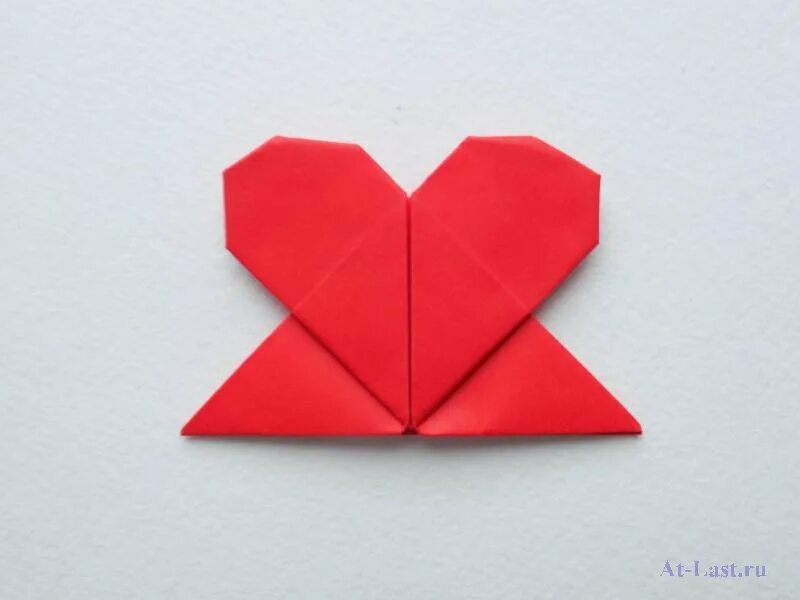 Сердце из бумаги. Сердце закладка оригами из бумаги. Закладка в виде сердечка из бумаги. Оригами сердечко. Закладка в виде сердечка из бумаги.