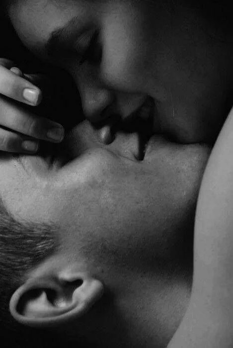 Нежный поцелуй. Поцелуй любимому мужчине. Нежный поцелуй для любимого. Поцелуй картинки. Целовать любимых сладко