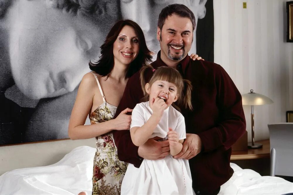 двое в тельняшках. если жена одна она вырастает эгоисткой. жена 1 семья. жена 1 семья. мужчина глава семьи.