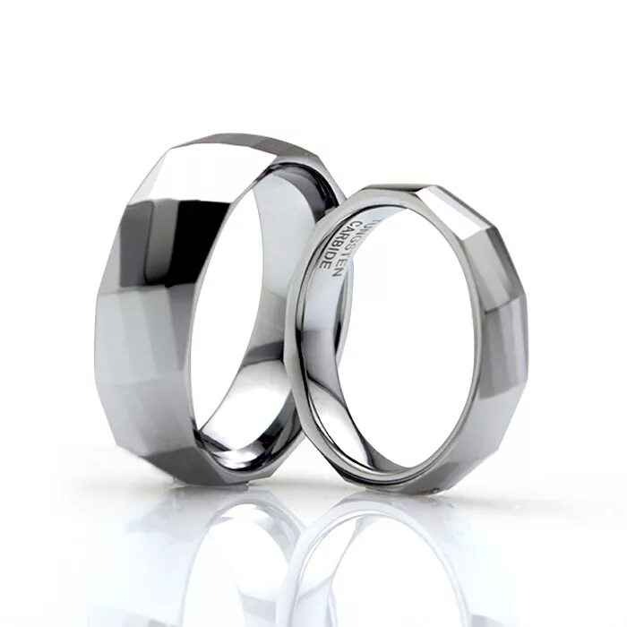 Два одинаковых кольцо. Серебряные обручальные кольца парные. Красивые обручальные кольца на руках. Современные обручальные кольца. Два одинаковых кольцо.
