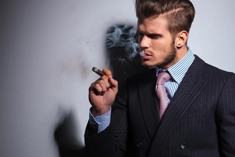 Стильный мужчина. Крутой мужчина. Мужчина с сигарой. Мужчина в костюме с сигаретой.