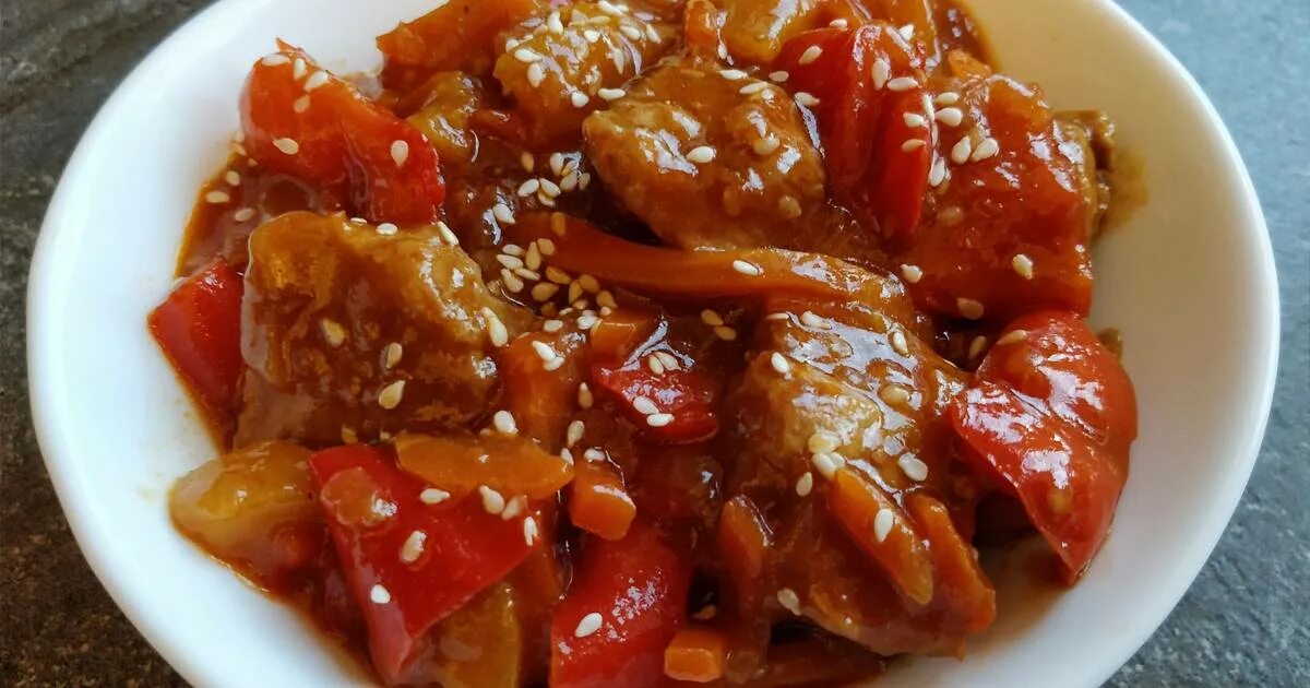 Соевое мясо в китайской кухне. Соевое мясо по пекински. Мясо в сладком соусе. Мясо по китайски с соевым соусом. Свинина с персиками в соевом соусе.