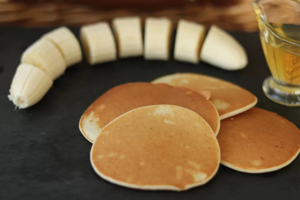 Банановые панкейки на молоке. Оладьи с бананом. Банановые оладьи с рисовой мукой. Банановый панкейк. Овсяные панкейки.