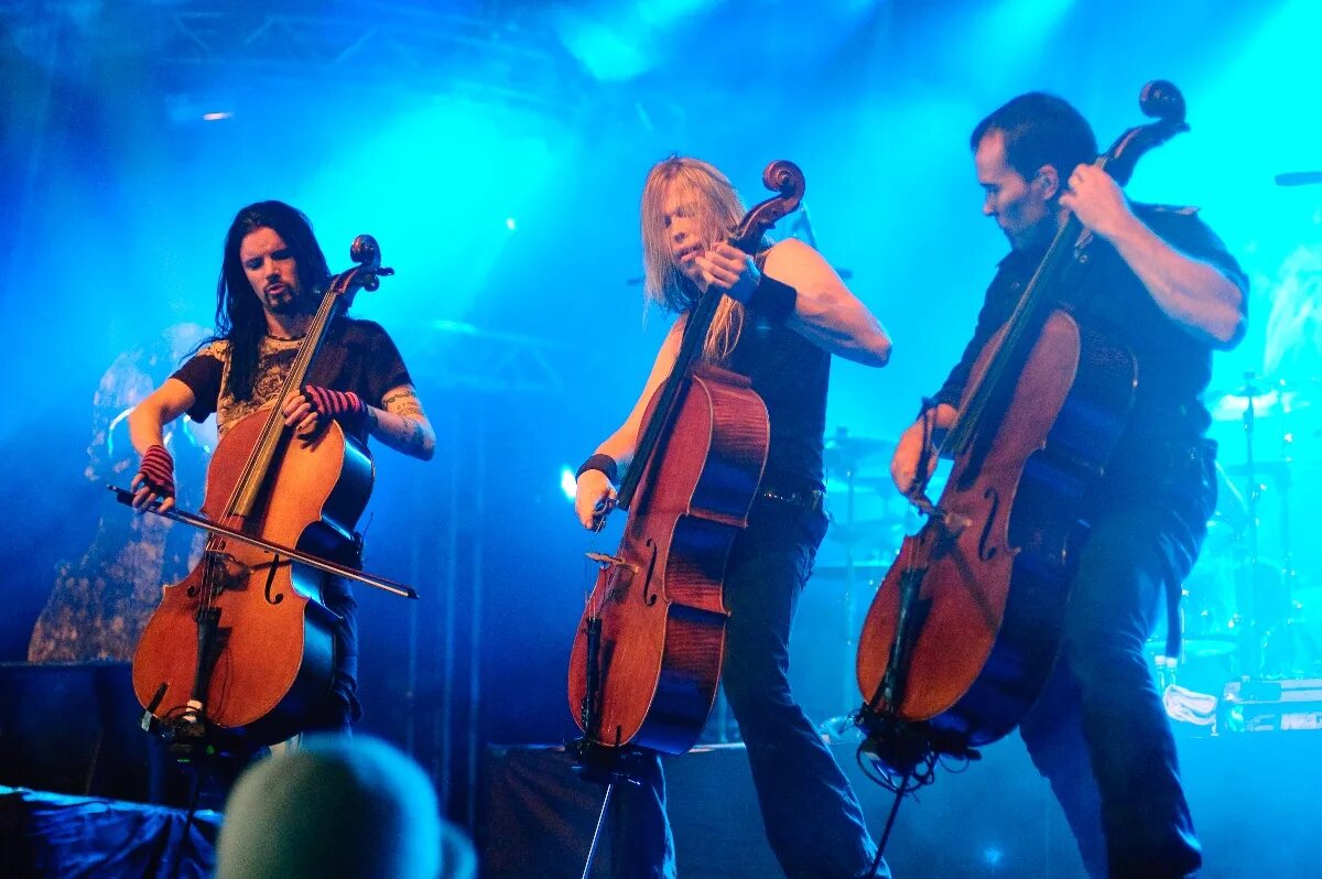 Группы исполняющие музыку. Группа apocalyptica. финская группа apocalyptica. apocalyptica фото группы. виолончелисты apocalyptica.