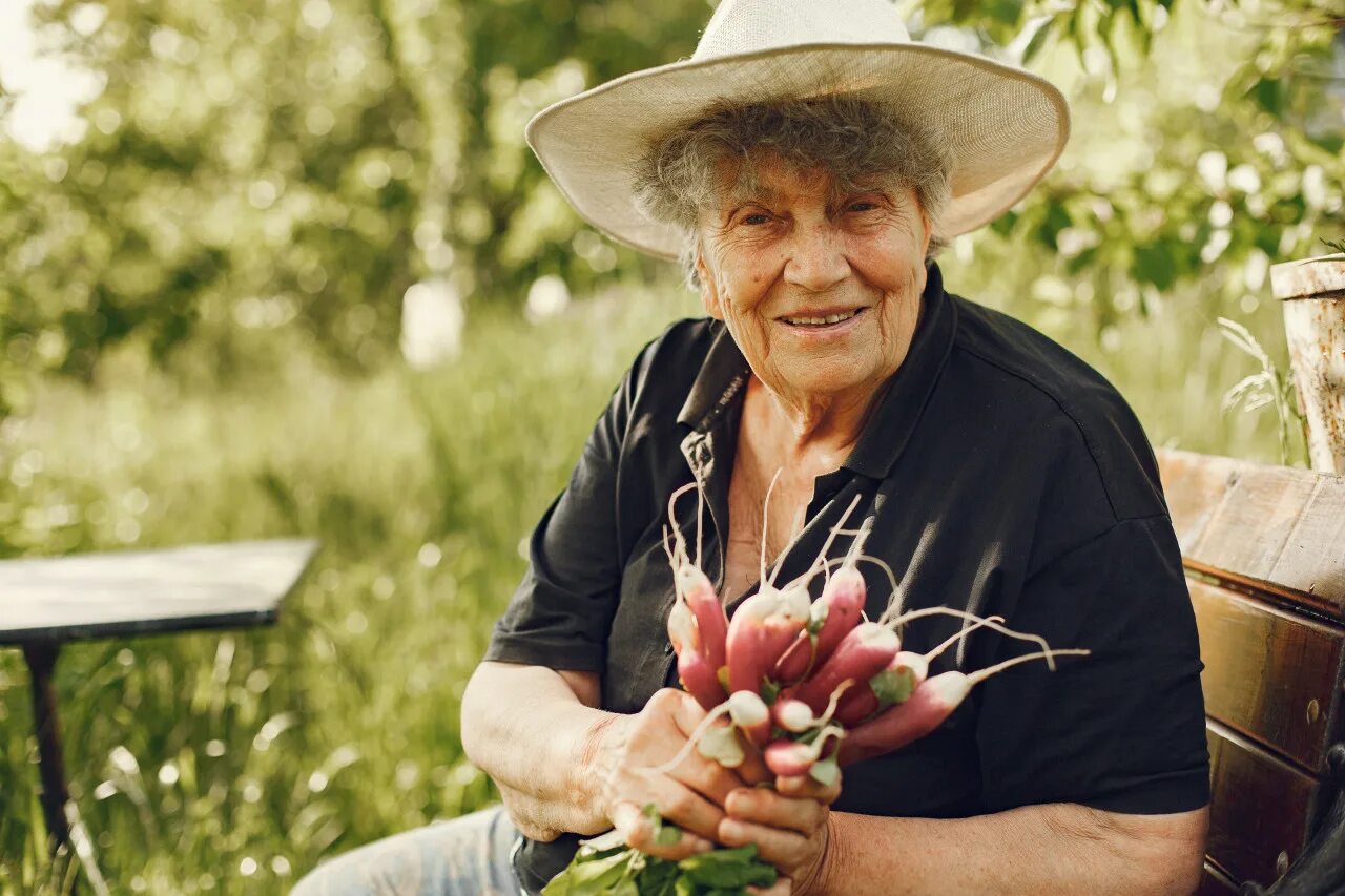 30 лет сельского стажа. Пожилая женщина в шляпке в саду. Бабушка в шляпе. Старушка в шляпе. Бабушка в шляпке.