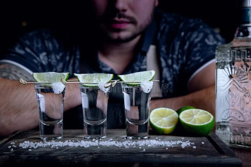 Bartender джин. Мужчина с текилой. Шот текилы. Текильная вечеринка. Текила разлитая.