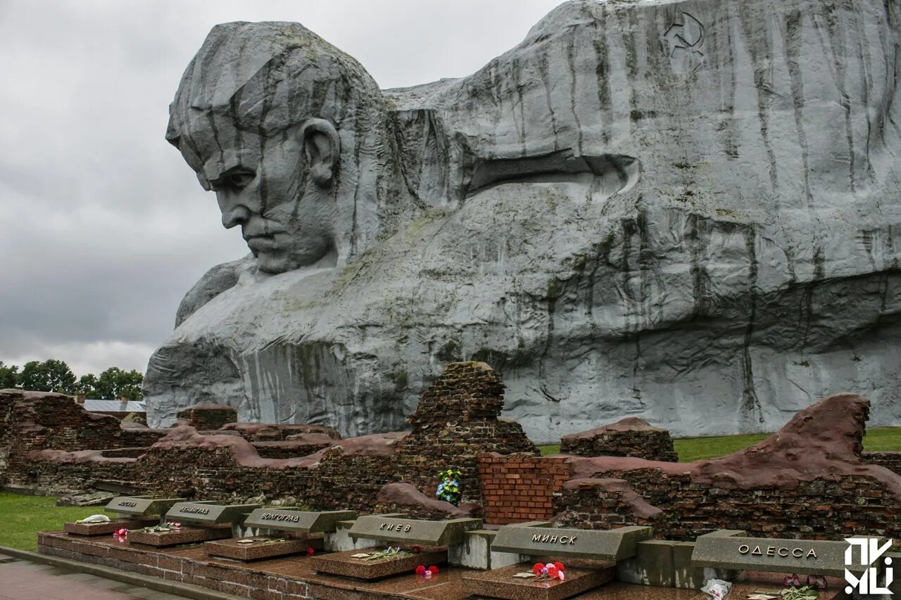 Брестская крепость мемориальный комплекс. Монумент "крепость-герой", Брест.. Мемориал Брестская крепость-герой. Брест мемориальный комплекс Брестская крепость-герой. Историческое памятное место