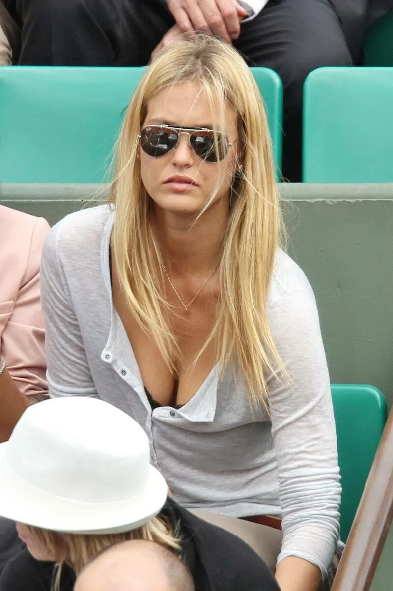 Кристен стюарт 2023 папарацци. Девушка в белой рубашке. Кендалл дженнер в белой рубашке. Кендалл дженнер грудь. Прозрачная блузка.