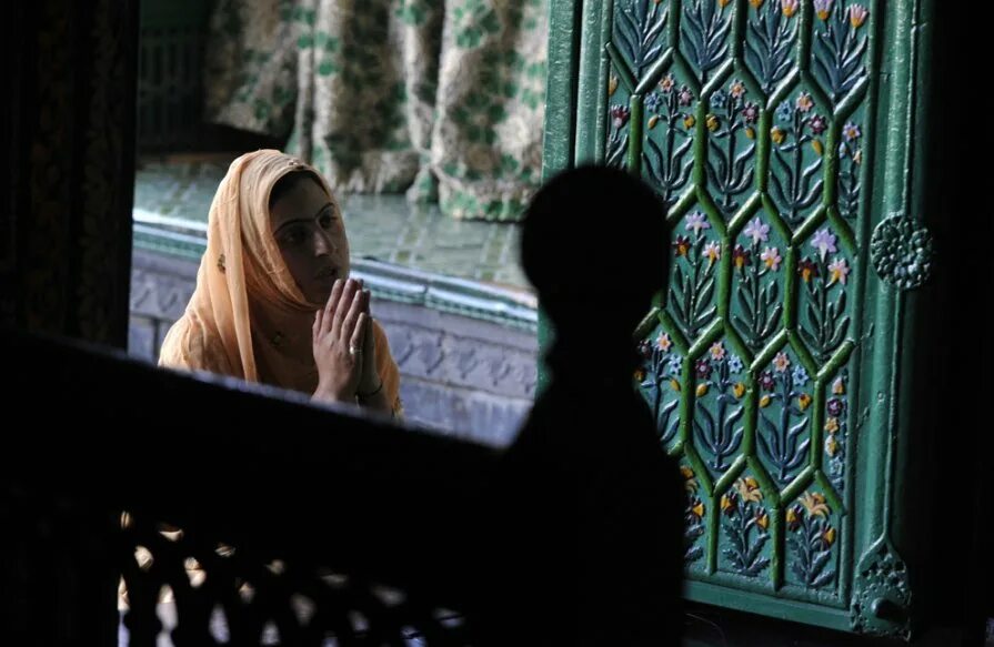 Sarra art семья мусульман. праздник в мечети. молящаяся девушка мусульманка в рамадан. мусульманка в школе. рамадан мусульманки.