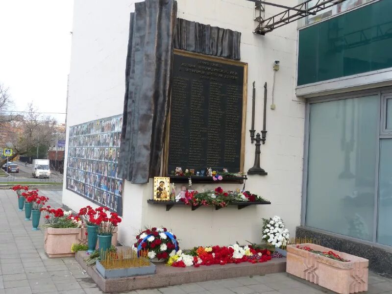 Дубровка памятник. Памятник жертвам норд-оста в москве. Памятник на дубровке норд-ост. Памятник на дубровке норд-ост. Памятник жертвам норд оста на дубровке.