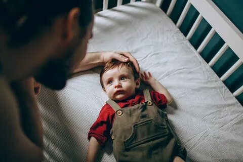 Отец укладывает сына спать
