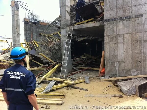 обрушение кровли. обрушение металлических конструкций. обрушение конструкций. разрушающиеся конструкции. разрушение строительных конструкций.