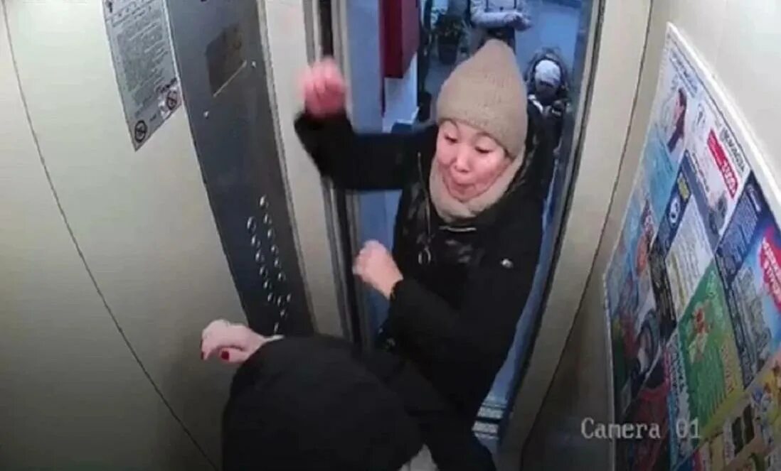 Девушка в лифте. Избиение девушки в лифте. Женщина избившая ребёнка в лифте. Соседка пришла за сахаром