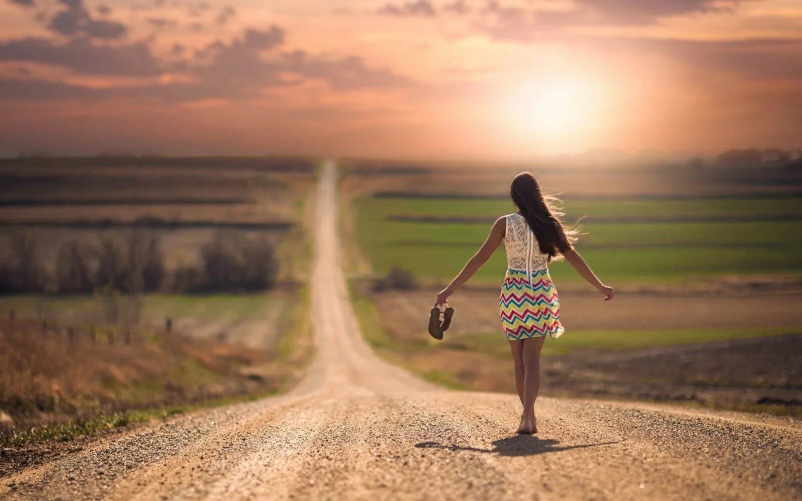 Увидел много нового. Девушка бежит по дороге. Дорога к счастью. Девушка в пути. Идти своей дорогой.