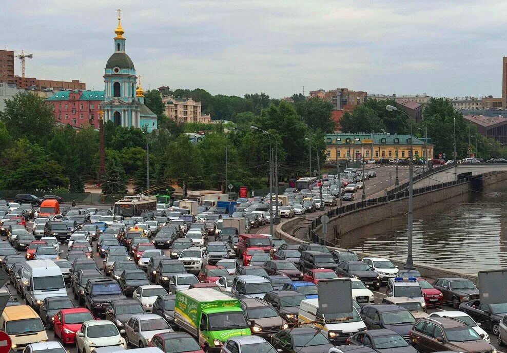 Час пик на дорогах. Пробки в Москве. Московские пробки. Пробки в центре Москвы. Пробка в Москве летом.