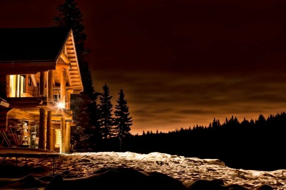 Дом в лесу. Домик в лесу вечер. Деревянный дом. Дом зимой.