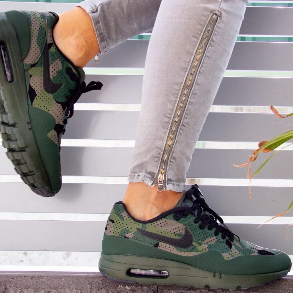 Nike хаки. Nike Air Max Military. Nike Air Force милитари. АИР Макс 90 милитари найк Military. Nike Air Max хаки.