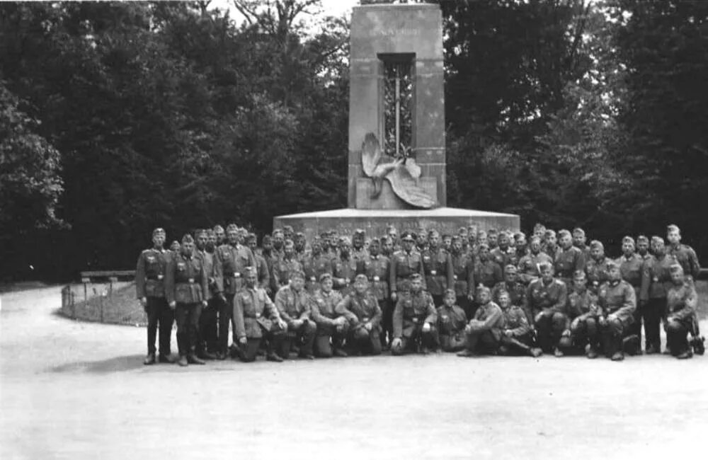 Компьенский лес первая мировая. Компьенское перемирие 1940. Компьенский лес. Компьенский лес первая мировая. Компьенское перемирие 1940 вагон.