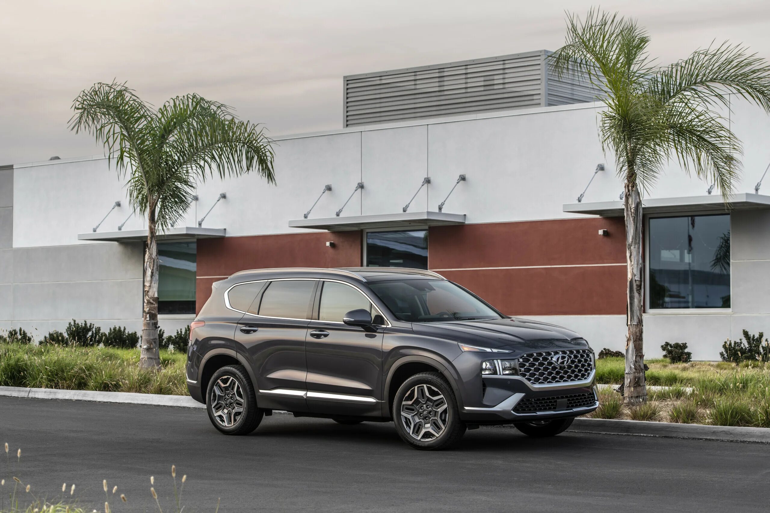 Hyundai santa fe 2022. Авария перед сантафе 2021 разбитая. Габариты санта фе и хайлендер. Хендай санта фе 2021 отзыв. Hyundai santa fe 2021.
