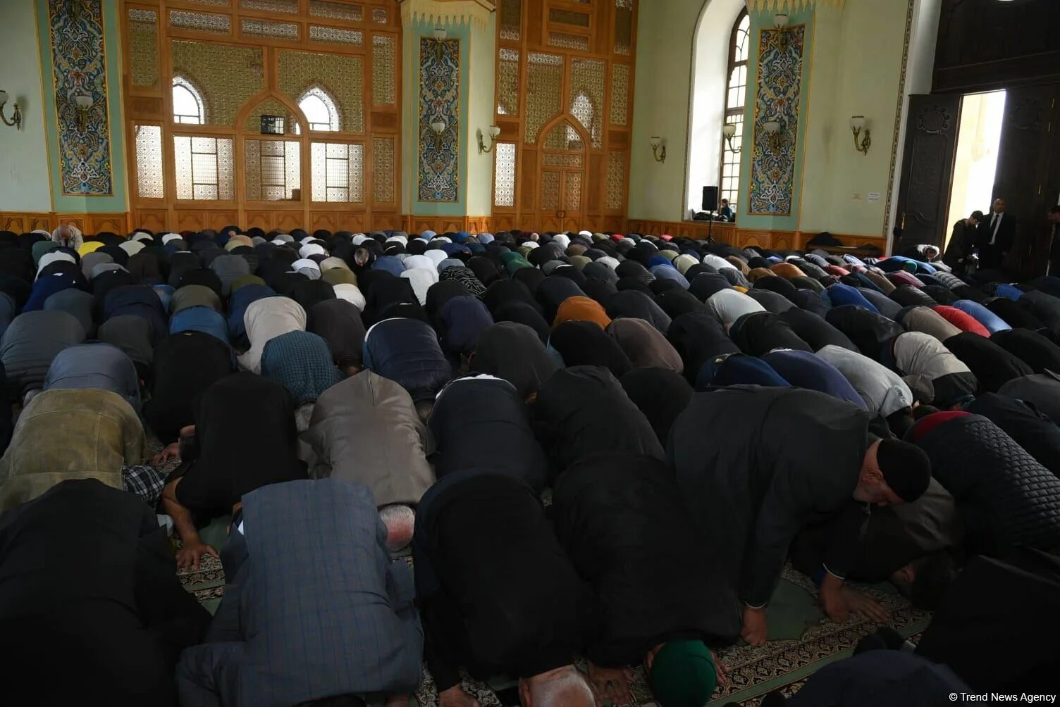 10 апреля праздник мусульман 2024. Мусульманская мечеть. Мусульмане в мечети. Мечеть Тезепир. Рамадан мечеть.