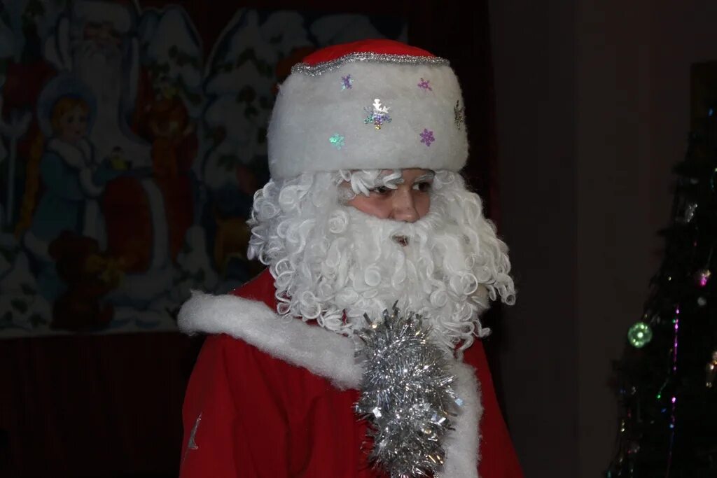 Сюрпризные моменты в доу на новый год. Шоу деда мороза в детском саду картинки. Роль деда мороза в детском саду. Видео креативного деда мороза в детском саду. Дед мороз из мишуры.