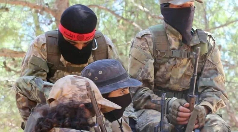 Какого цвета повязки у российских. Украинские военные с красными повязками. красные повязки у военных. солдаты с красными повязками. спецназ красные повязки.