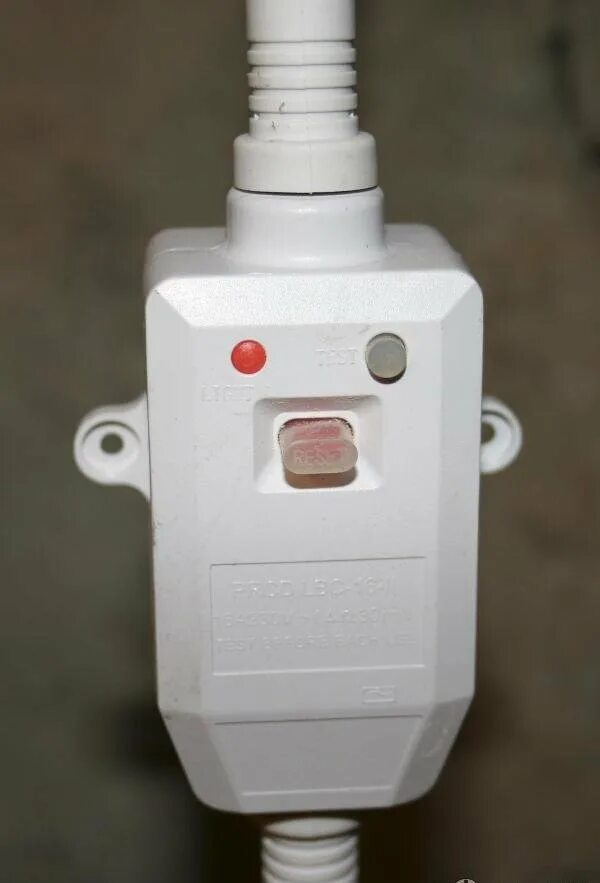 Для электрического водонагревателя розетка. Чистка бойлера аристон 50 литров. Розетка для водонагревателя в туалете. Узо для водонагревателя термекс. Узо для проточного водонагревателя 3.